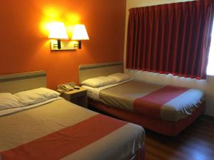 Quadruple Room - Non-Smoking room in Motel 6-Yreka CA