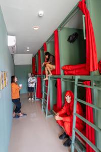 Whoopers Hostel Ao Nang - By The Beach