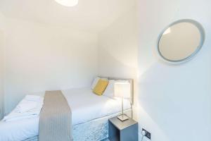 London Bridge Compact Apartment, Sleeps 3 , Tube 3 Mins Walk , Zone 1 , Weekly Offers