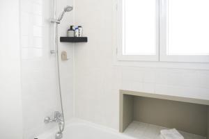 Bright apartment near Montmartre