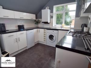 Stylish 2-Bed Maisonette Free Parking Small Pool Table