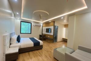 Hotel Manglam Inn Near CCS International Airport