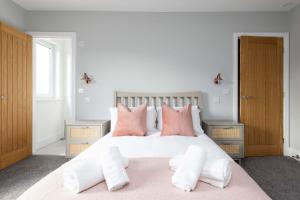 Modern 5-Bedroom Retreat Nr Coast