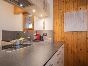 Apartment Eaux-Vives 201 by Interhome