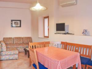 Apartment Forlani-2 by Interhome