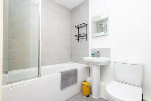 Carnforth 91 by Alt-Stay - Wakefield 2 Bed Ensuite Townhouse Contractor and Corporate Accommodation with Private Parking, Smart TV, Kitchen and Fast Wi Fi - Long Stay Ready with Weekly and Monthly Rates