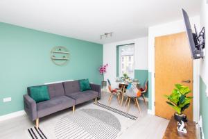 Carnforth 91 by Alt-Stay - 2 Bed En Suite Home - Parking, WiFi & King Bed - Contractors & Relocations - Weekly & Monthly Rates - Best Rates Direct, Search Alt-Stay Accommodation