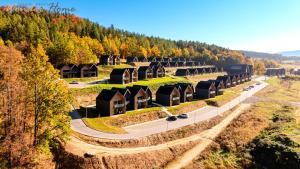 Wonder Hill - bajkowy widok na góry i zalew
