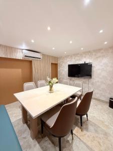 Hotel Roop Cliff, Bhopal