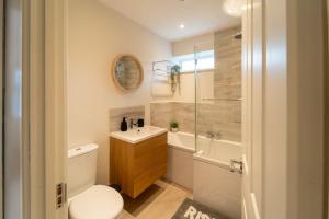 Trendy 4 Bedroom -Relocation-Leisure-Free WiFi- Guests 8