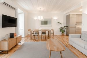 C1 Remodeld & Beautiful! Charming Apartment with 2 Bedrooms in Bairro Alto! LIS Downtown