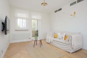 Luxury Apartment in the Heart of the City by Noclegi Renters