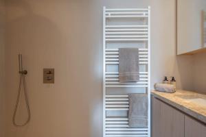 Luxurious Modern Escape near Beach & Shopping