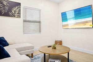 Recently Remodeled Mins from beach+Putting Green