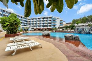 Top Floor Studio, Pools, Fast Internet, Parking