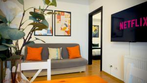 Downtown Delight - Bright 2BR Apartment