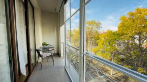 Downtown Delight - Bright 2BR Apartment