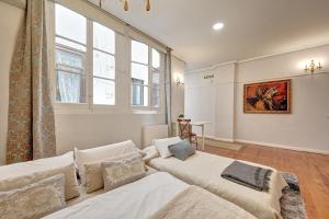 Heart of Pamplona Apartments II by clabao