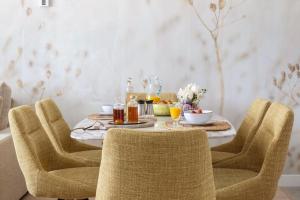 3 Bed Apartment Sleeps 6 - Balcony - Free Parking