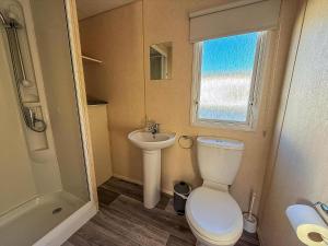 Lovely Caravan For Hire At Manor Park In Hunstanton Ref 23053B