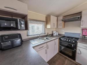 Great Caravan For Hire By The Beach In Norfolk, By Hunstanton Beach Ref 13005L