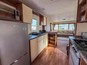 Dog Friendly Caravan With Decking At Manor Park In Hunstanton Ref 23063W