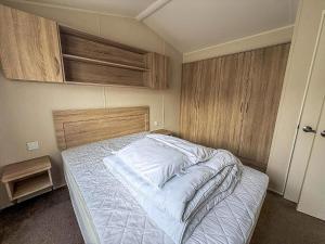 Great Caravan For Hire By The Beach In Norfolk, By Hunstanton Beach Ref 13005L