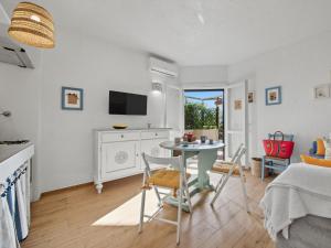 Apartment Iris 5- Terza Spiaggia by Interhome