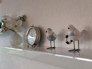 Two bed newly refurbished chalet on Sund0wner Holiday Park - Sleeps 5, pet friendly - Includes bed linen and towels plus electricity - Ref 145