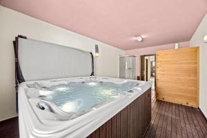 Villa Palatium for 14 people in Fazana with sauna & jacuzzi only 800 meters from the beach