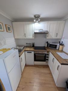 194, Two bed Chalet on Belle Aire Holiday Park - sleeps 4, pet friendly, free Wi-Fi, bed linen and towels included plus onsite entertainment available