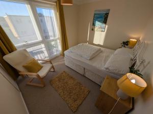 Three bed two storey chalet on Bermuda holiday park, Hemsby - Sleeps 7 on a pet free site, bed linen and towels included - Ref 124