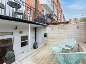 Pass the Keys Stylish 2BR Flat Near Barons Court-2Mins to Tube