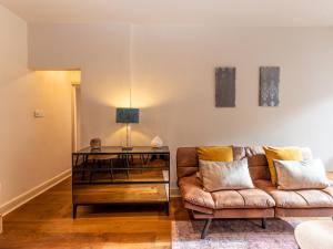 Stylish 2-Bedroom Flat West Kensington 2 Mins to Tube Metro - Pass the Keys