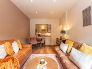 Pass the Keys Stylish 2BR Flat Near Barons Court-2Mins to Tube