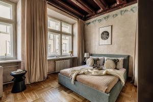 Gallery 7 Fresco Apartment - LoftAffair Collection