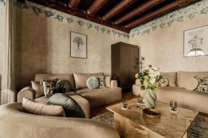 Gallery 7 Fresco Apartment - LoftAffair Collection