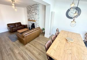 Peasholm Place - Hot Tub Hire at additional cost available - overlooking Peasholm Park - near beach and North Bay Amenities