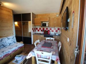 Appartement cosy 4 pers au pied des pistes avec parking, balcon, lave-vaisselle et services additionnels - FR-1-572-87