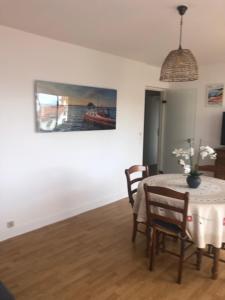 appartement entierement rénové avec vue sur le bassin et villa St Yves parking privé