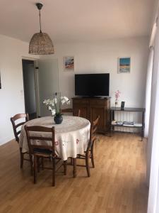 appartement entierement rénové avec vue sur le bassin et villa St Yves parking privé