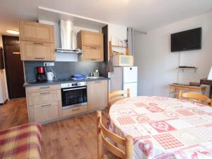 Appartement cosy 2 pièces pour 4 pers, proche centre et pistes, avec balcon, parking et équipements inclus - FR-1-572-236