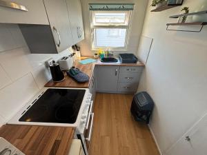 46 Hectors, Sunbeach, Scratby - Two bed chalet, sleeps 4, pet friendly, free Wi-Fi, free entry to onsite clubhouse and bed linen and towels included