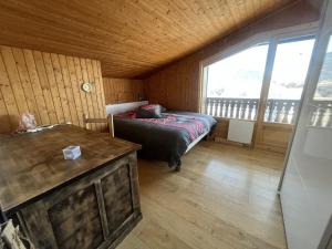 Chaleureux 3 pièces + mezzanine, 67 pers, poêle à bois, balcon ouest, parking, proche centre et pistes - FR-1-572-271