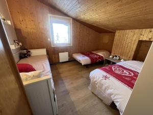 Chaleureux 3 pièces + mezzanine, 67 pers, poêle à bois, balcon ouest, parking, proche centre et pistes - FR-1-572-271