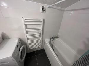 Chaleureux 3 pièces + mezzanine, 67 pers, poêle à bois, balcon ouest, parking, proche centre et pistes - FR-1-572-271