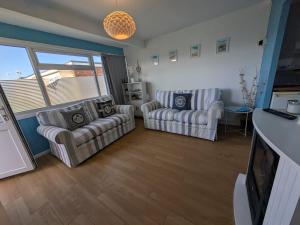46 Hectors, Sunbeach, Scratby - Two bed chalet, sleeps 4, pet friendly, free Wi-Fi, free entry to onsite clubhouse and bed linen and towels included