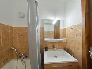 Studio ski aux pieds avec terrasse, parking et Wi-Fi - 4 couchages - FR-1-241-173