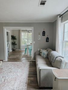 Coastal Farmhouse - Pet Friendly and Quiet Location