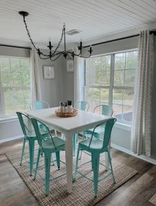 Coastal Farmhouse - Pet Friendly and Quiet Location
